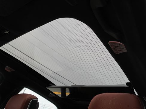 Certified 2023 BMW 760i xDrive w/ Luxury Rear Seating Package image 11