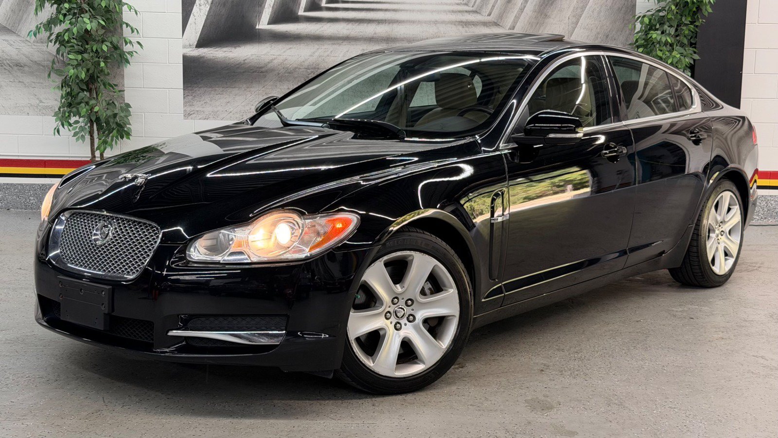 Used 2011 Jaguar XF RWD image 3