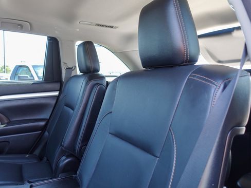 Used 2018 Toyota Highlander XLE AWD/4WD image 27