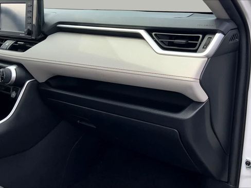 Used 2021 Toyota RAV4 XLE FWD image 19