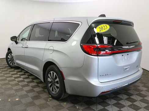 Used 2023 Chrysler Pacifica Touring-L FWD image 7