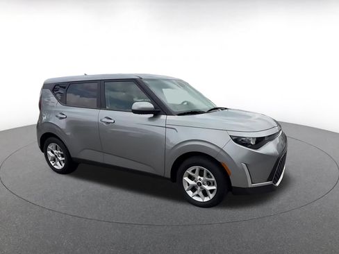 Used 2025 Kia Soul LX w/ LX Technology Package FWD image 2