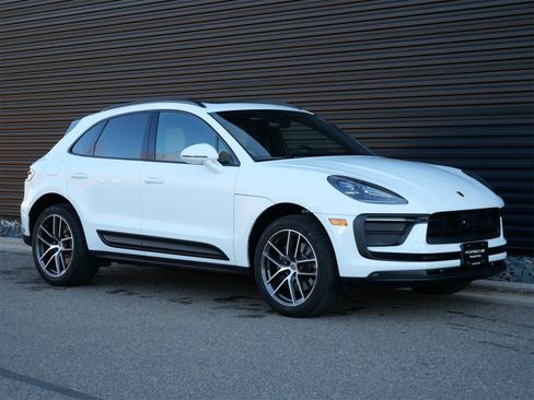Used 2025 Porsche Macan image 28