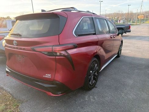 Used 2023 Toyota Sienna XSE image 11