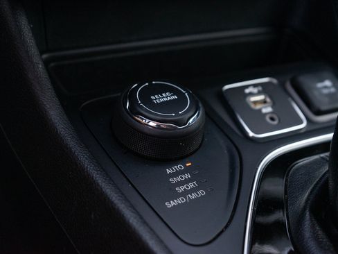 Used 2019 Jeep Cherokee Limited AWD/4WD image 19