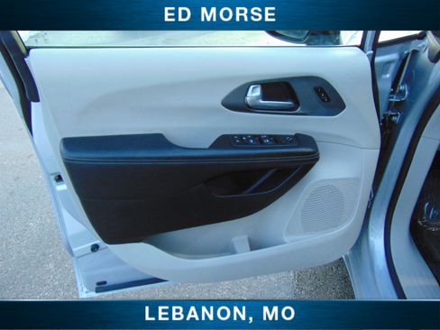 Used 2024 Chrysler Pacifica Touring-L image 16