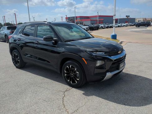 Used 2022 Chevrolet TrailBlazer LT w/ Convenience Package FWD image 2