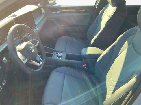 New 2026 Volkswagen Tiguan SE R-Line image 9