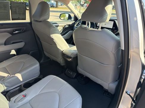 Used 2025 Toyota Highlander Limited AWD/4WD image 17