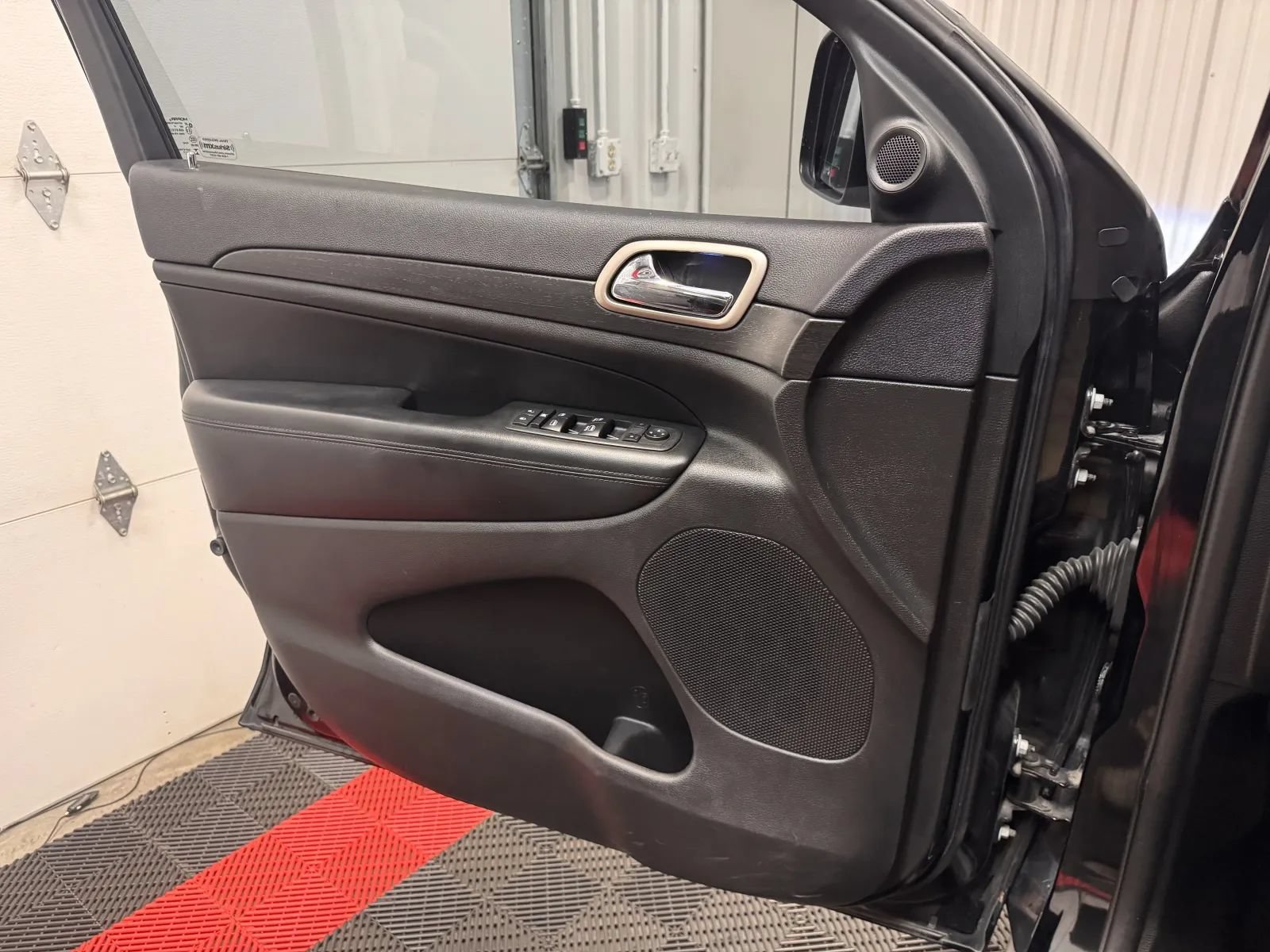 Used 2017 Jeep Grand Cherokee Laredo w/ Quick Order Package 23E AWD/4WD image 25