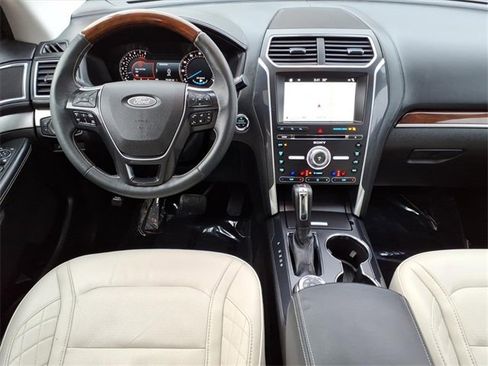 Used 2018 Ford Explorer Platinum image 15