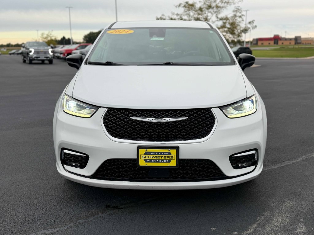 Used 2024 Chrysler Pacifica Touring-L FWD image 2