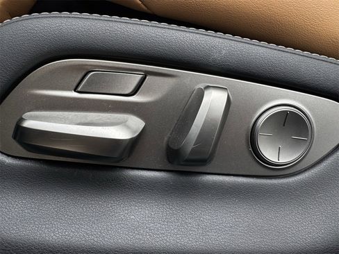 Used 2021 Lexus LS 500 w/ Accessory Package (Z2) image 23