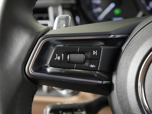 Certified 2025 Porsche Macan AWD/4WD image 29