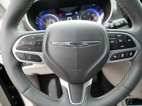 Used 2024 Chrysler Pacifica Touring-L FWD image 25
