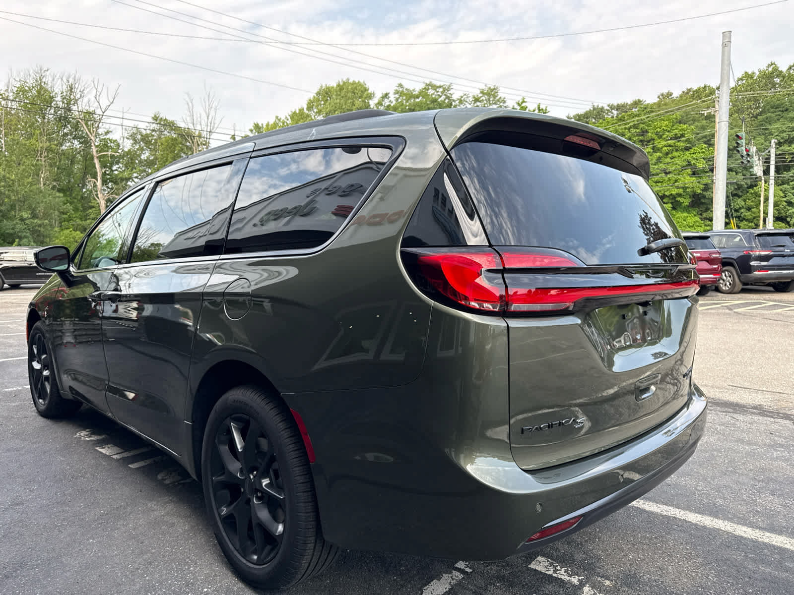 New 2027 Chrysler Pacifica Limited AWD/4WD image 6