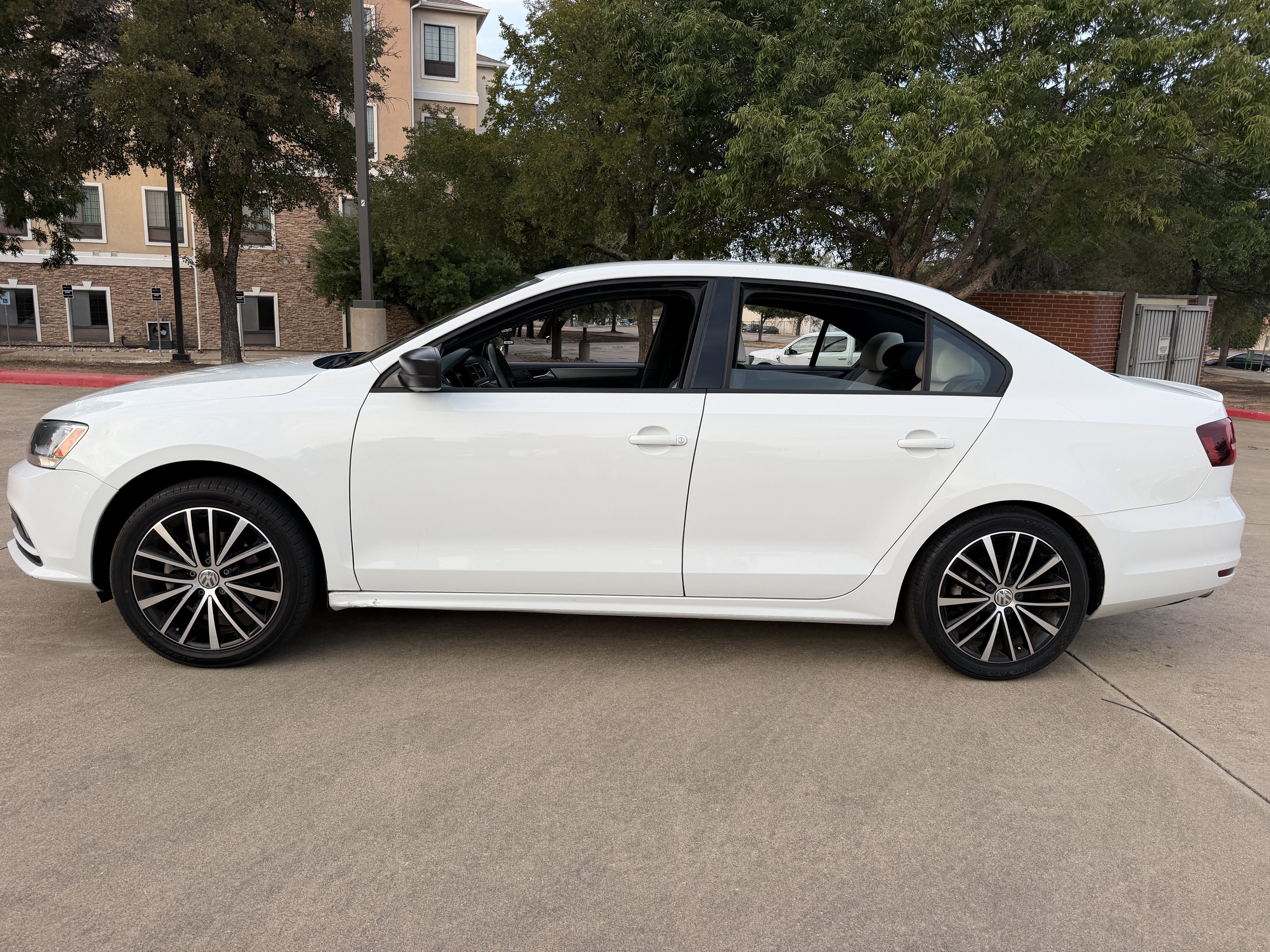 Used 2016 Volkswagen Jetta Sport FWD image 4