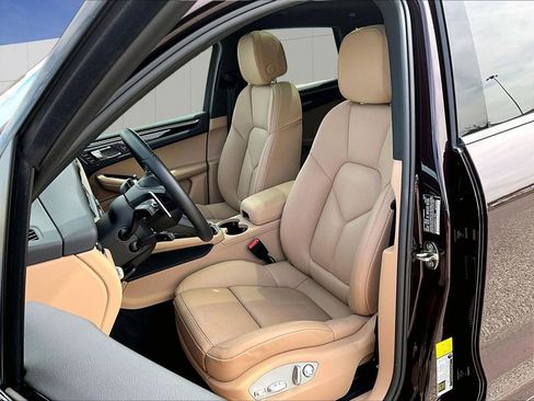 Used 2025 Porsche Macan AWD/4WD image 5