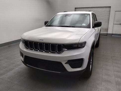Used 2023 Jeep Grand Cherokee Laredo AWD/4WD image 15