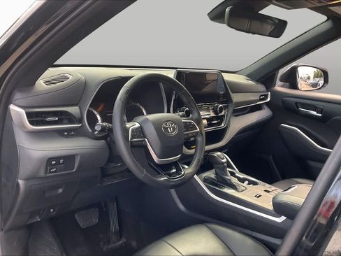 Used 2023 Toyota Highlander XSE FWD image 18