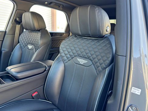 Used 2022 Bentley Bentayga AWD/4WD image 43