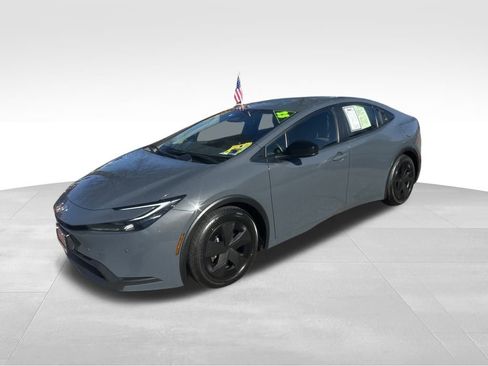 Used 2023 Toyota Prius LE image 2