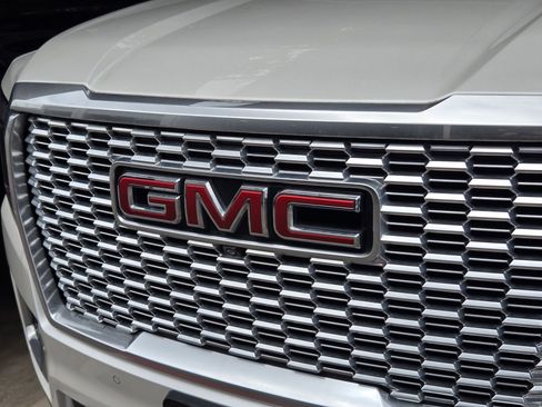 Used 2022 GMC Yukon XL Denali AWD/4WD image 4