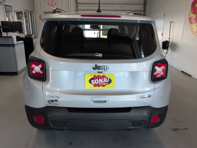 Used 2018 Jeep Renegade Latitude w/ Cold Weather Group AWD/4WD image 4