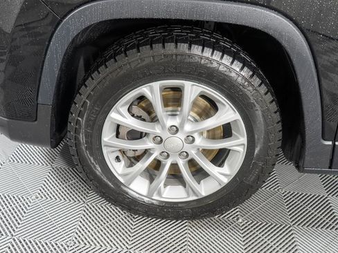 Used 2019 Jeep Cherokee Latitude w/ Popular Appearance Group image 23