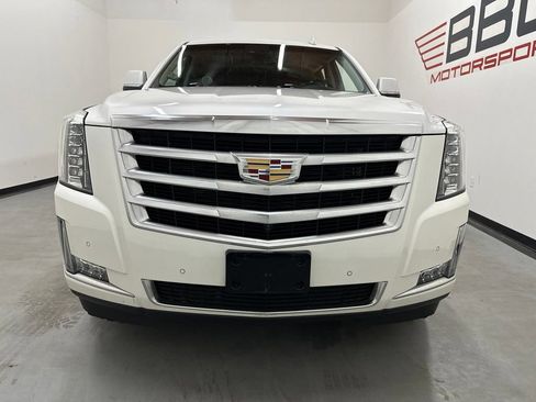 Used 2017 Cadillac Escalade ESV Luxury AWD/4WD image 4