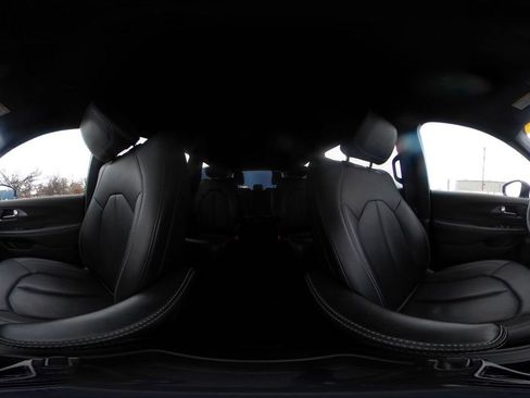 Used 2025 Chrysler Pacifica Select image 44