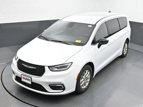Used 2025 Chrysler Pacifica Select FWD image 35