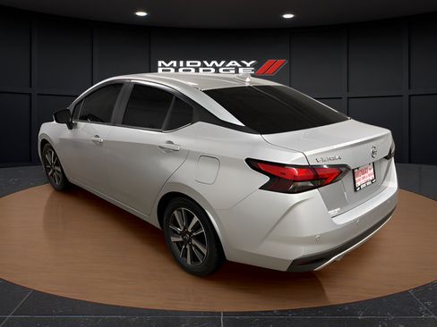 Used 2021 Nissan Versa SV FWD image 3