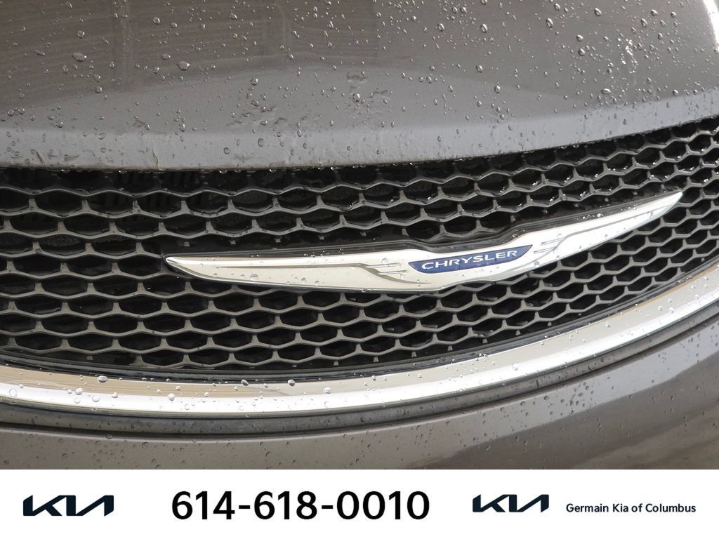 Used 2017 Chrysler Pacifica Limited w/ UConnect Theater Package FWD image 13