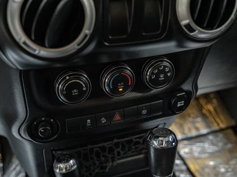 Used 2015 Jeep Wrangler Rubicon w/ Power Convenience Group AWD/4WD image 26