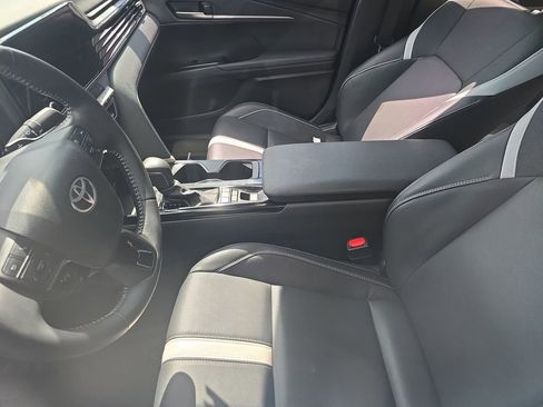 Used 2025 Toyota Camry SE w/ Convenience Package image 12