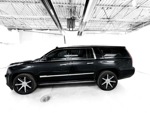 Used 2016 Cadillac Escalade ESV Premium image 3