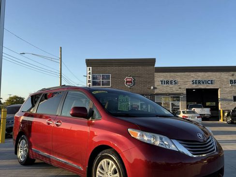 Used 2015 Toyota Sienna XLE image 1