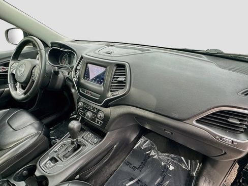 Used 2020 Jeep Cherokee Latitude Plus FWD image 29