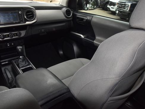 Used 2018 Toyota Tacoma SR5 AWD/4WD image 17