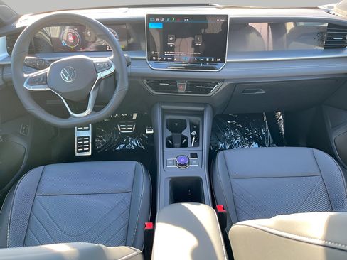 New 2026 Volkswagen Tiguan SE R-Line image 9