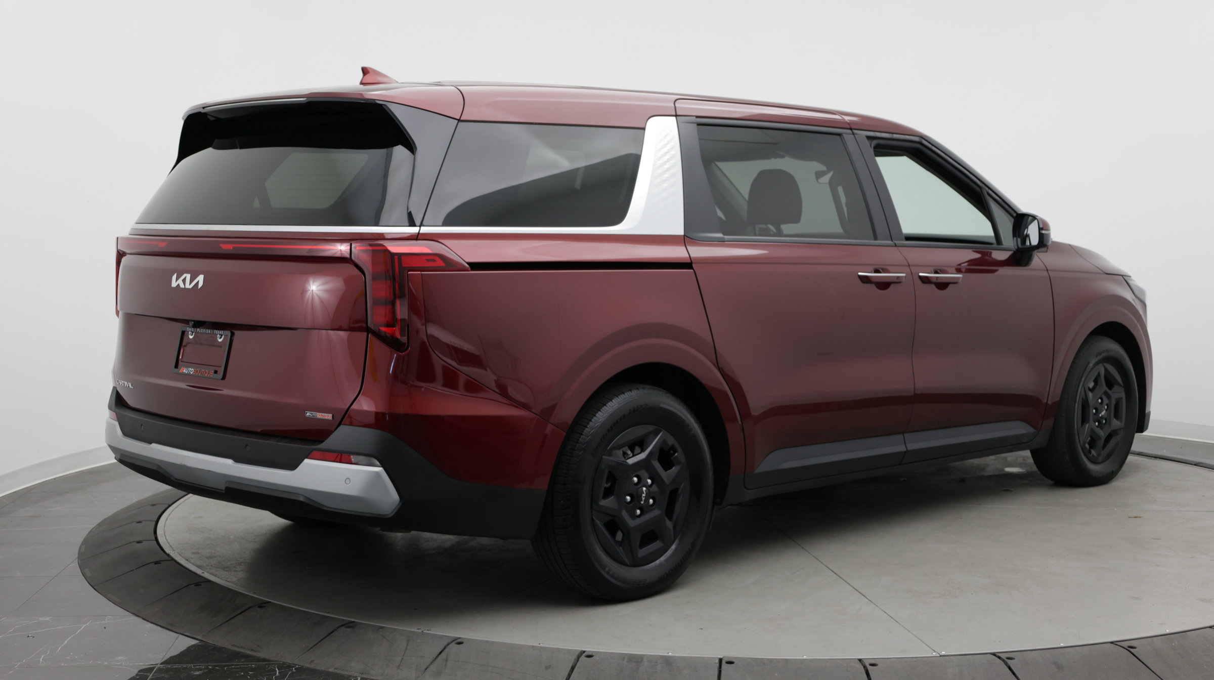 Used 2025 Kia Carnival FWD image 8
