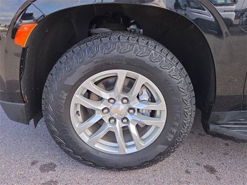 Used 2023 Chevrolet Suburban LT image 9