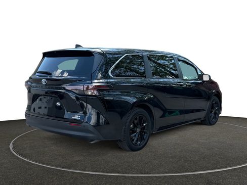 Used 2023 Toyota Sienna XLE AWD/4WD image 6