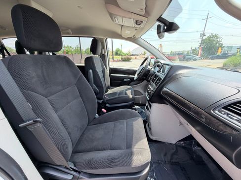 Used 2019 Dodge Grand Caravan SE w/ UConnect Hands-Free Group FWD image 25