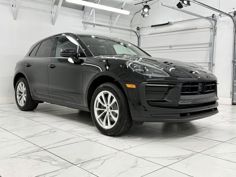 Certified 2023 Porsche Macan image 10