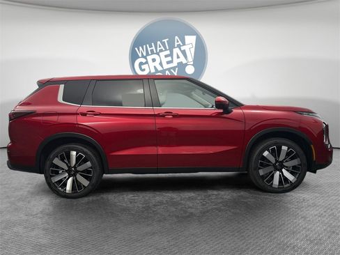 New 2025 Mitsubishi Outlander SE image 2