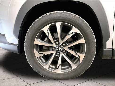 Used 2022 Toyota Corolla Cross XLE w/ Convenience Package AWD/4WD image 8