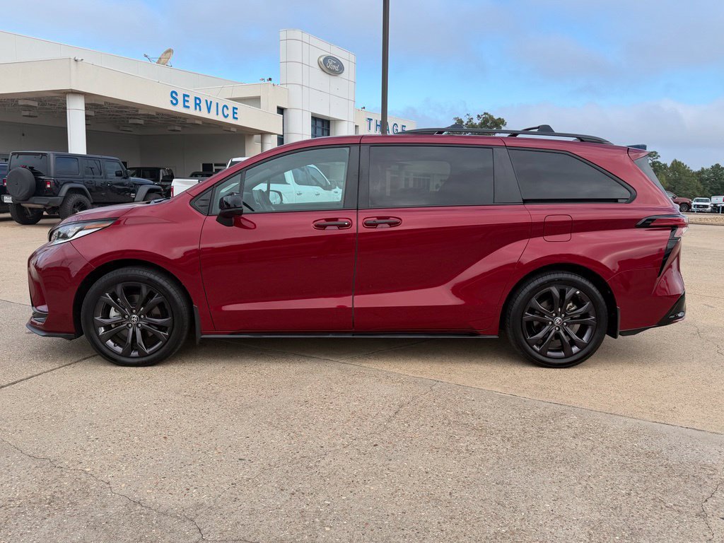 Used 2025 Toyota Sienna XSE w/ XSE Plus Package FWD image 2