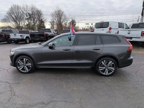 Used 2025 Volvo V60 B5 Cross Country Plus image 4